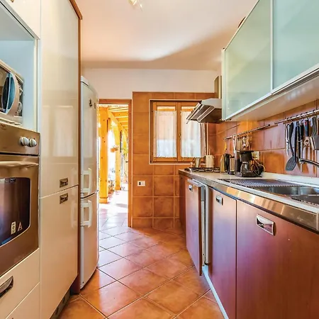 Pet Friendly In With Kitchen *