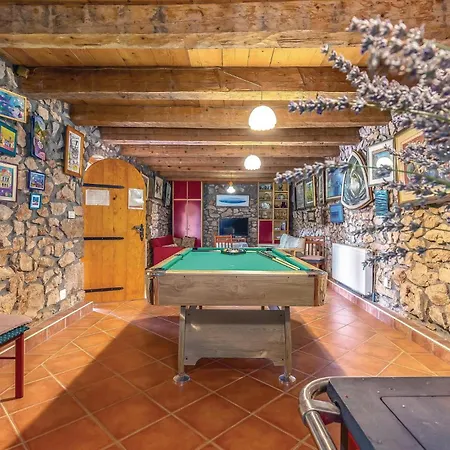 Pet Friendly In With Kitchen *