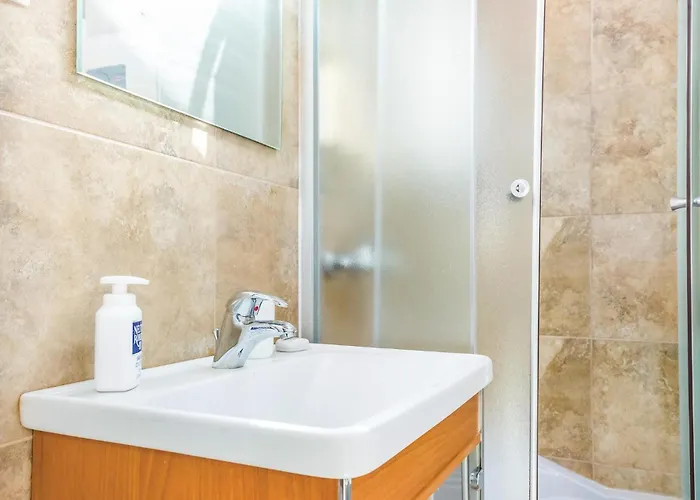 Сasa de vacaciones 5 Bedroom Awesome In *
