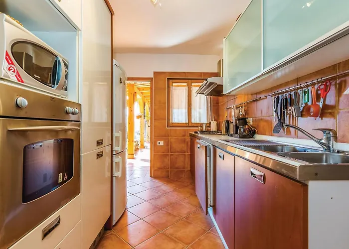 5 Bedroom Awesome In *