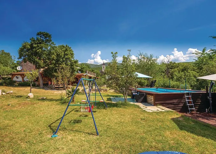 Сasa de vacaciones 5 Bedroom Awesome In Ledenice