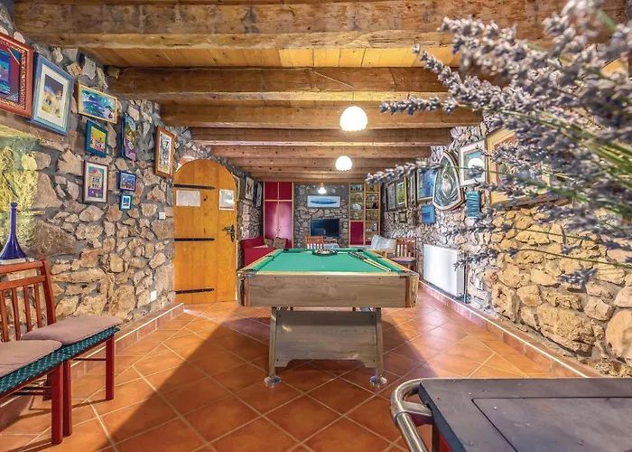 5 Bedroom Awesome In *