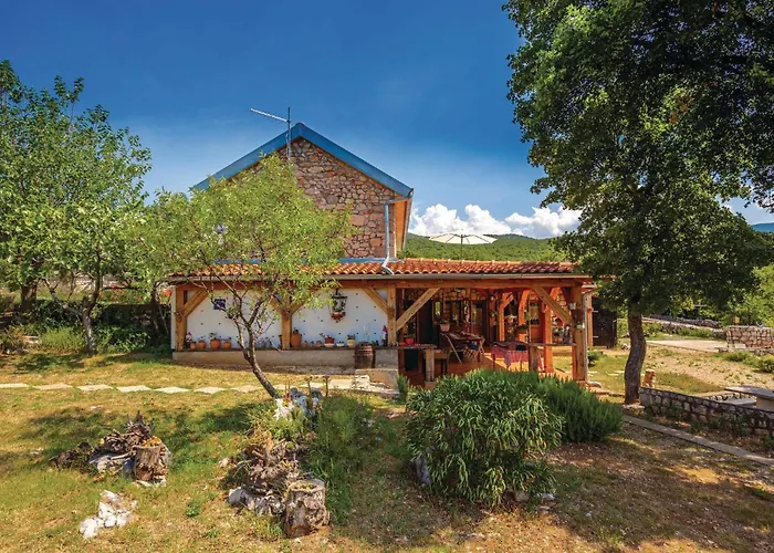 5 Bedroom Awesome In Сasa de vacaciones Ledenice