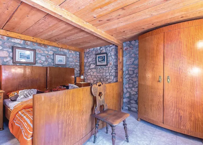 5 Bedroom Awesome In *