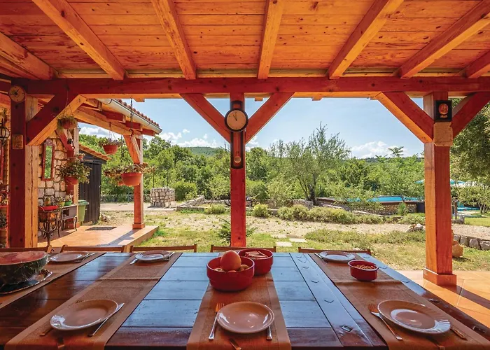 Сasa de vacaciones 5 Bedroom Awesome In Ledenice