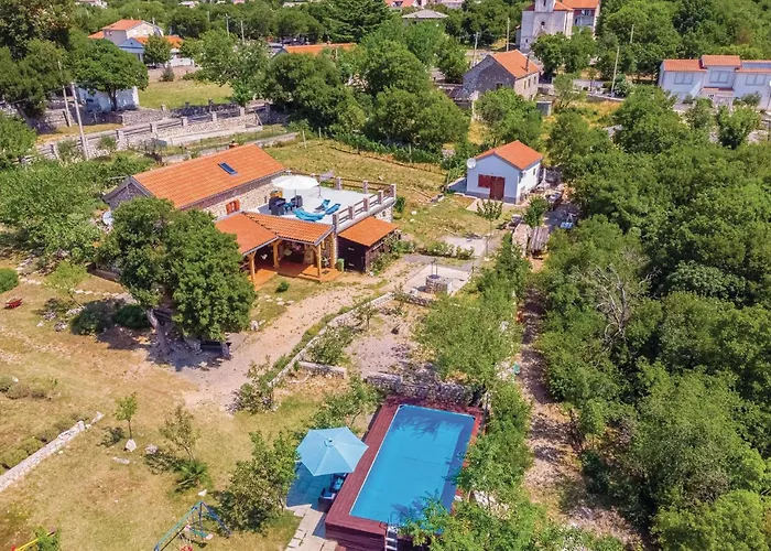 5 Bedroom Awesome In Сasa de vacaciones Ledenice