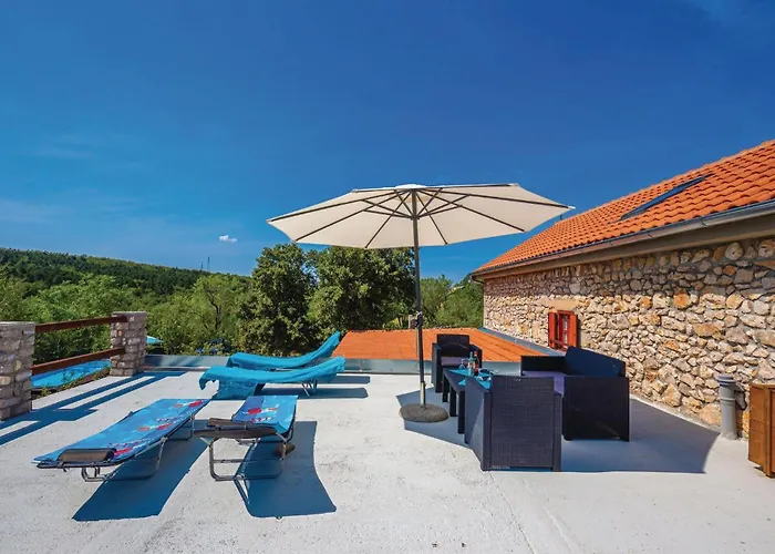 5 Bedroom Awesome In *