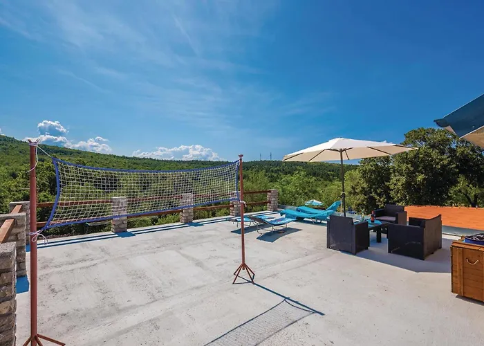 5 Bedroom Awesome In Сasa de vacaciones Ledenice