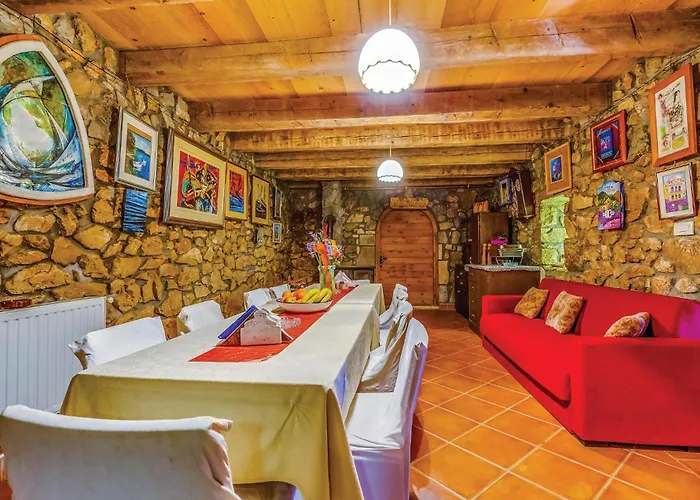 5 Bedroom Awesome In Feriehus Ledenice