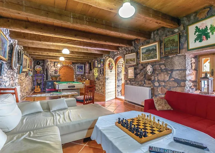 Feriehus 5 Bedroom Awesome In Ledenice